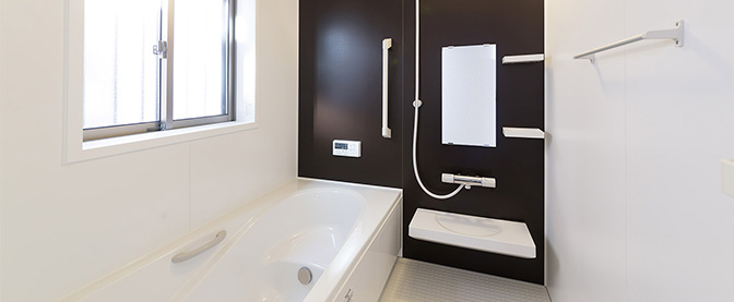 Salle de bains : poser un faux plafond pour installer une VMC
