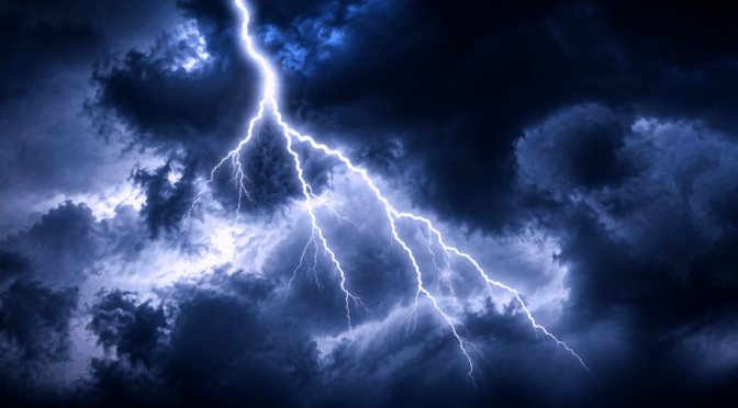 Orage et surtension : comment protéger les appareils électriques de la maison ?